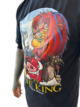 Laden Sie das Bild in den Galerie-Viewer, The Line King T-Shirt